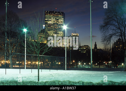 Ein Blick auf die Skyline von Back Bay in der Nacht vom Boston Common Stockfoto