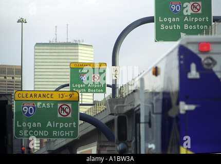 Verkehrszeichen gesehen von einer Autobahn-Ausfahrt in der Innenstadt von Boston, Massachusetts Stockfoto