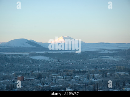 Ansicht des Mount Elbrus im Abstand von der südlichen russischen Stadt Pjatigorsk Stockfoto