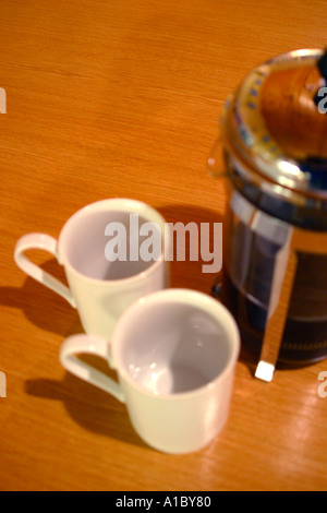 Kaffeekocher Kaffeemaschine und Tassen Stockfoto