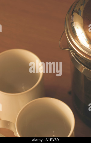 Kaffeekocher Kaffeemaschine und Tassen Stockfoto
