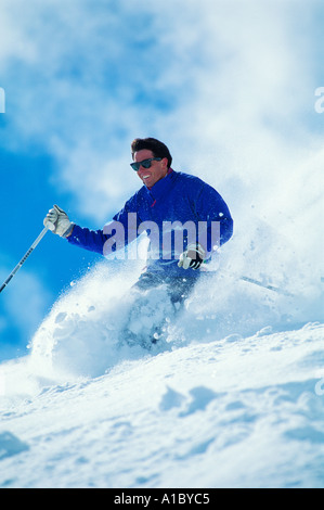 Ein Mann grinst, als er neue Pulverschnee an einem sonnigen Tag im US-Bundesstaat Washington Ski Stockfoto