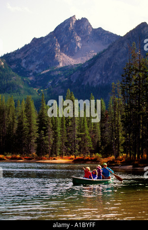 Ein paar und ihre zwei Kinder vor Ort einen Adler beim Kanufahren auf einem Bergsee in Idaho USA Stockfoto