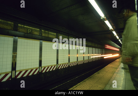 Fußgänger warten auf Plattform wie 3 Zug nähert sich NYC MTA Stockfoto