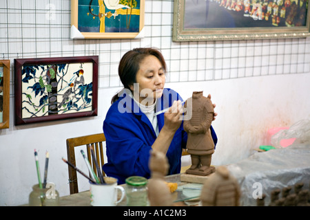 CHINA-XI-Souvenir-Shop Handwerker fügt Details zur Nachbildung der Terrakotta-Krieger Stockfoto