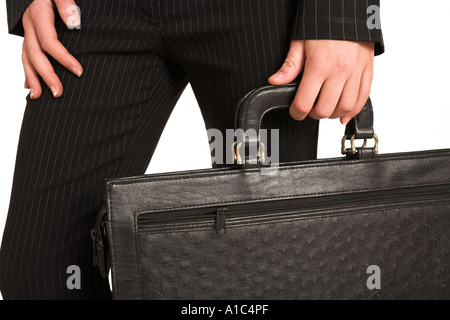 Business-Frau mit braunem Leder Koffer Stockfoto