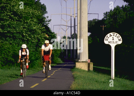 Zwei am frühen Morgen Radfahrer genießen die W OD Railroad Park Biken jogging-Pfad in Falls Church, Virginia Stockfoto