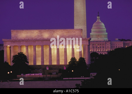 Blick nach Osten auf der Mall in Washington DC mit dem Lincoln Memorial Washington Monument und U Capitol Gebäude in der Dämmerung Stockfoto