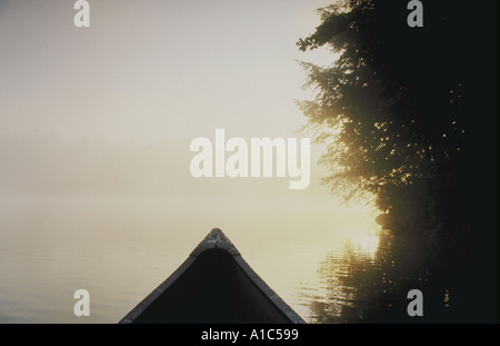 Kanu-Bogen im frühen Morgennebel am Sabbathday Lake in Maine Stockfoto