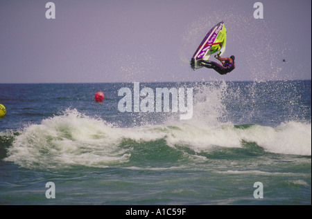 Man springende Welle auf jetski Stockfoto