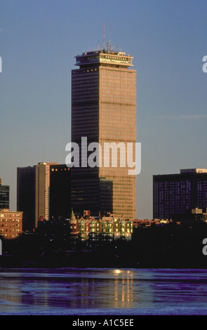 Die Prudential Tower 52 Geschichten im Stadtteil Back Bay gesehen über den Charles River Boston, Massachusetts Stockfoto