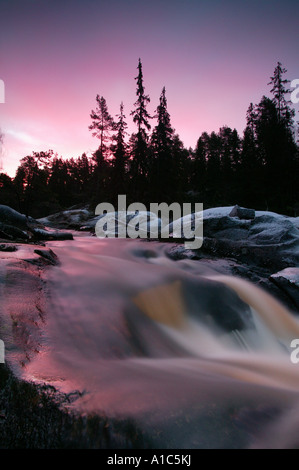 Dämmerung am Fluss Svinna in Våler Kommune, Østfold fylke, Norwegen. Der Fluss ist ein Teil des Wassers, das System namens Morsavassdraget. Stockfoto