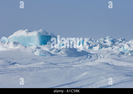 Während der Walfangsaison im Frühjahr vor Point Barrow Arctic Alaska durchquert das gefrorene Eis der Chukchi-See Stockfoto