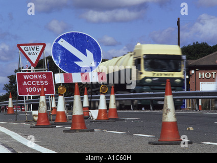 LKW auf der Durchreise Baustellen auf zweispurigen Leeds Yorkshire uk Stockfoto