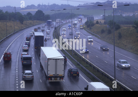 Stau auf der Autobahn m62 bei starkem Regen Sturm Leeds Yorkshire uk Stockfoto