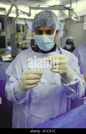 Interventionelle Kardiologen Dr. Fayaz A Shawl hält Rotablator Katheter im Herzkatheter-Labor in Maryland Stockfoto