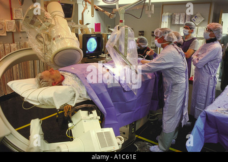 Interventionelle Kardiologen Dr. Fayaz A Shawl führt Ballondilatation im Herzkatheter-Labor in Maryland Stockfoto