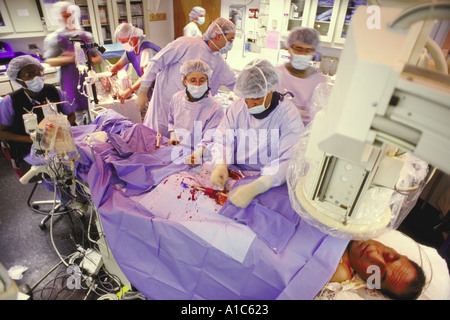 Interventionelle Kardiologen Dr. Fayaz A Shawl führt einen perkutanen Herz-Lunge-bypass Stockfoto