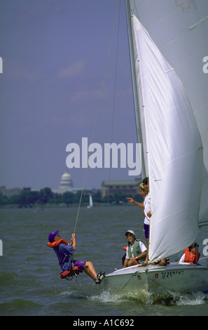 Jungen Segeln lernen Stockfoto