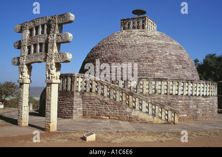 Sanchi Stupa ist ein buddhistischer Komplex, berühmt für seine große Stupa, auf einem Hügel in Sanchi Town im Bundesstaat Madhya Pradesh, Indien Stockfoto