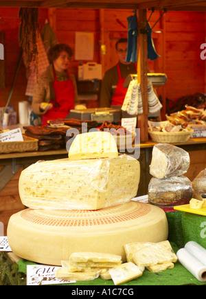 Deutscher Käse für den Verkauf auf traditionellen deutschen Weihnachtsmarkt in Kingston upon Thames, Surrey UK Stockfoto