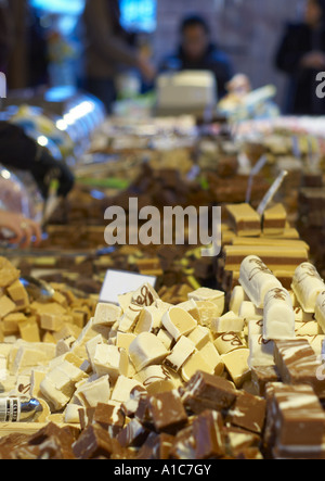 Pralinen und frisieren zum Verkauf an einem Marktstand - deutschen Markt Kingston Surrey Stockfoto