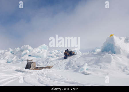 Während der Walfangsaison im Frühjahr vor Point Barrow Arctic Alaska durchquert das gefrorene Chukchi-Meer Pfade durch das Eis Stockfoto