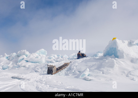 Während der Walfangsaison im Frühjahr vor Point Barrow Arctic Alaska durchquert das gefrorene Chukchi-Meer Pfade durch das Eis Stockfoto