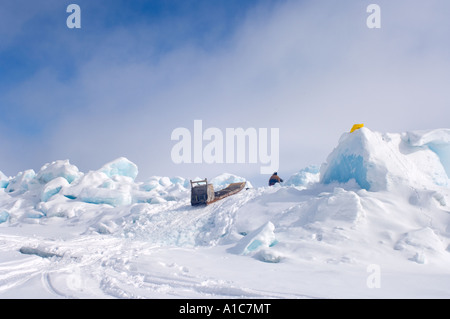 Während der Walfangsaison im Frühjahr vor Point Barrow Arctic Alaska durchquert das gefrorene Chukchi-Meer Pfade durch das Eis Stockfoto