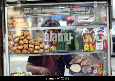 Frau betreibt einen tragbaren Sandwich-Laden in Vietnam Saigon (HCMC) Stockfoto