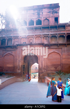 Indische Frauen stoppen für einen ruhigen Moment in den Höfen des Roten Forts die größte Denkmal von Old Delhi Indien Stockfoto