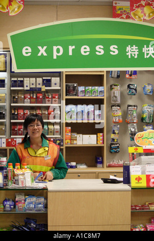 lächelnde Telefonzentrale in einem Supermarkt in Guangzhou, China Stockfoto