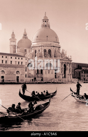 Gondeln auf dem Canal Grande Venedig mit der Kirche der Salute im Hintergrund getönt schwarz weiß Stockfoto