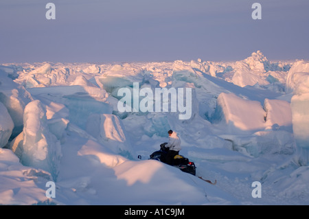 Während der Walfangsaison im Frühjahr vor Point Barrow Arctic Alaska durchquert das gefrorene Eis der Chukchi-See Stockfoto