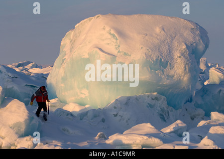 Stacy Hopson spaziert an einem riesigen Eisball auf dem gefrorenen Chukchi-Meer während der Frühjahrssaison vor Point Barrow Arctic Alaska Stockfoto