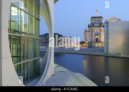 Spree Flussbiegung, Marie-Elisabeth-Lueders-Building, Deutschen Reichstag und Paul-Loebe-Haus im Hintergrund, Deutschland, Berlin Stockfoto