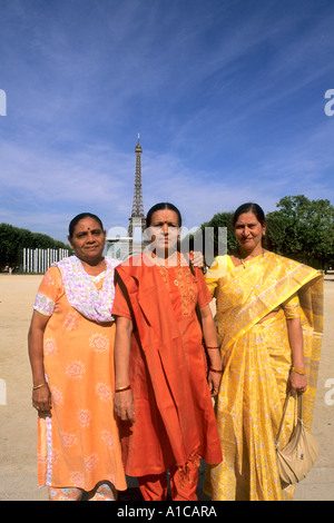 Frankreich Inderinnen Touristen und Eiffelturm in Paris Frankreich Stockfoto