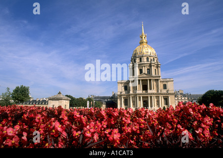 Frankreich berühmten Hotel des Invalides Kuppel Wohnort Napoleons Grab mit Blumen in Paris Frankreich Stockfoto