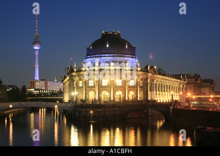 beleuchtete Bode-Museum und TV-Turm, Deutschland, Berlin Stockfoto