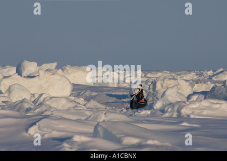 Während der Walfangsaison im Frühjahr vor Point Barrow Arctic Alaska durchquert das gefrorene Chukchi-Meer Pfade durch das Eis Stockfoto