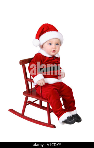 Baby im Weihnachtsmannkostüm auf Schaukelstuhl sitzen Stockfoto