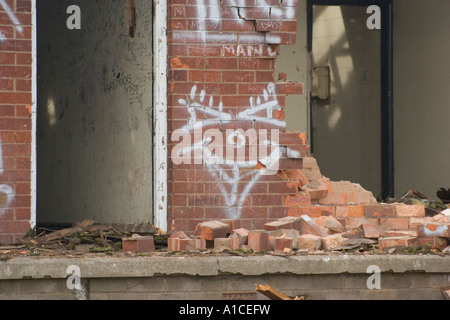 ein Gesicht in der Graffiti in einem zertrümmerten Gebäude Stockfoto