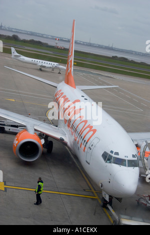 Flugzeug auf der Landebahn auf John Lennon Airport in Liverpool Stockfoto