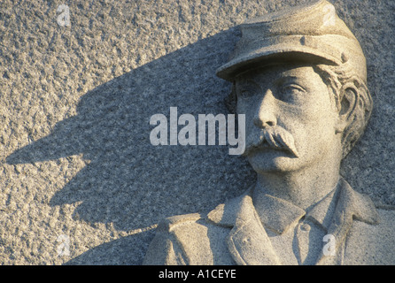 Ein Artilleryist wird auf die Rickett Batterie Denkmal am Friedhof Osthügel auf dem Bürgerkrieg Schlachtfeld von Gettysburg dargestellt. Stockfoto