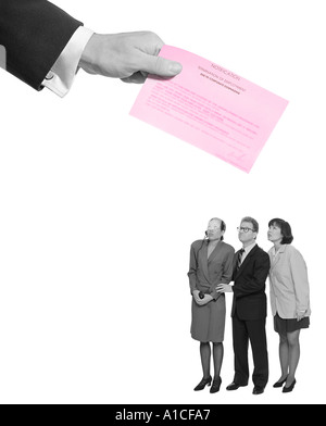 Riesenhand, die Bereitstellung von Pink-Slip für Arbeitnehmer Stockfoto