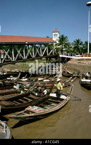 Myanmar Burma Yangon Rangun Boote auf Yangon River am Strand Steg Stockfoto