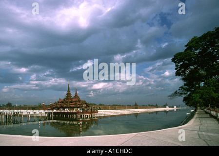 Myanmar Burma Mandalay Palast Wassergraben und schwimmenden restaurant Stockfoto
