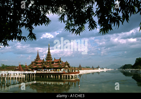 Myanmar Burma Mandalay Palast Wassergraben und schwimmenden restaurant Stockfoto
