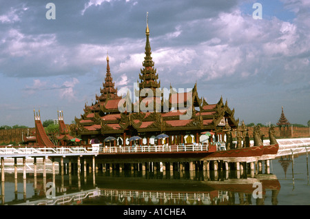 Myanmar Burma Mandalay Palast Wassergraben und schwimmenden restaurant Stockfoto