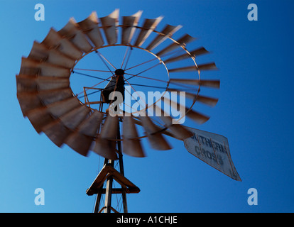 Eine Wasser-Pumpe-Windmühle auf einer verlassenen Station im Outback Western Australia Stockfoto